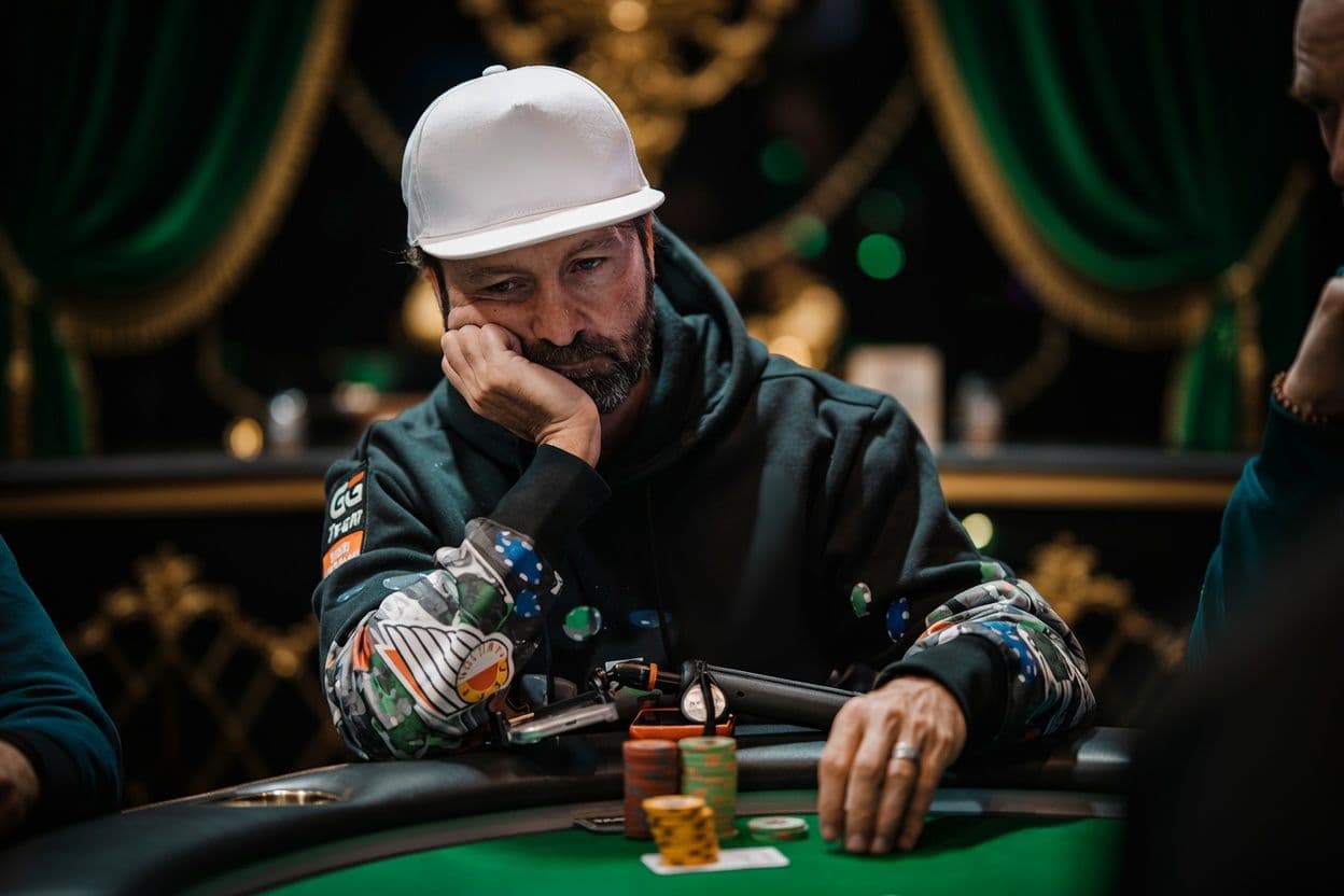 Negreanu floppa top set ma viene scoppiato dalla nemesi Foxen al $25K PLO